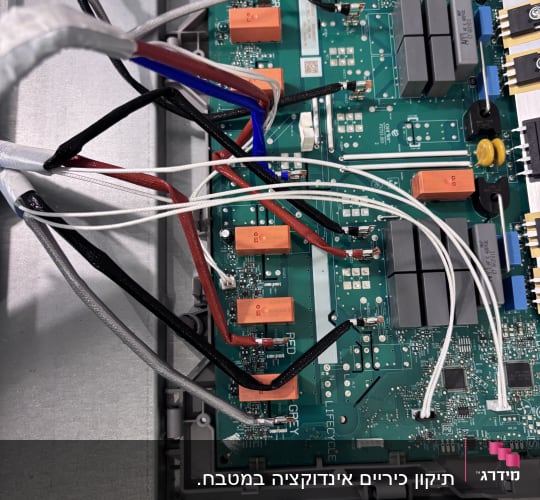 לוח חשמל עם חוטים ורכיבים אלקטרוניים